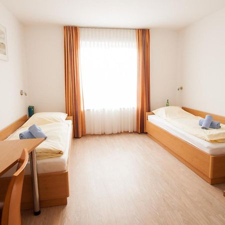 Gastehaus Olympia Reitanlage Munchen-Riem Bed & Breakfast Bagian luar foto